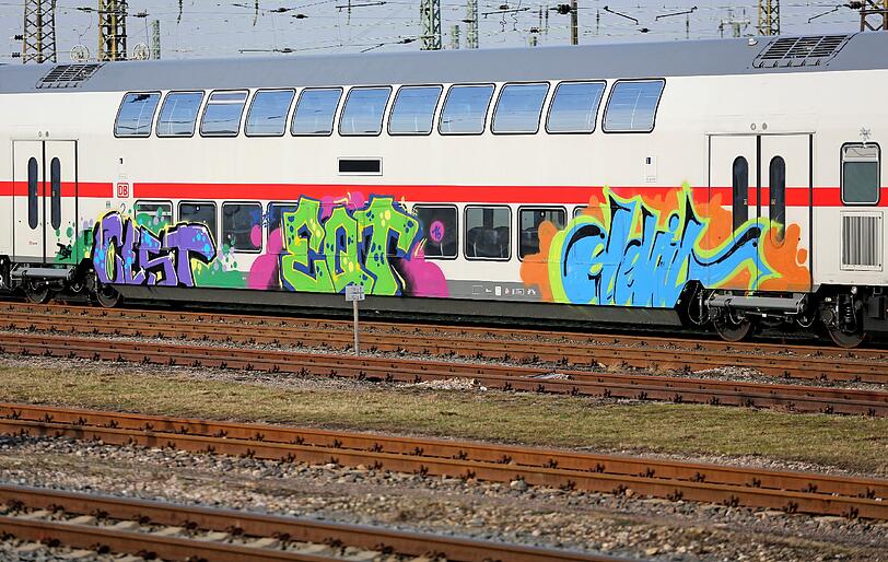 Graffitischäden an Zügen sind ein weit verbreitetes Ärgernis.