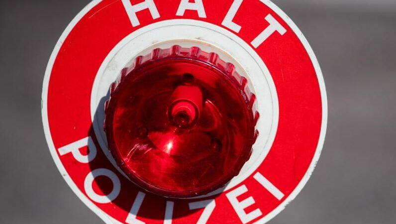 "Halt Polizei" steht auf einer Polizeikelle. Foto: Daniel Karmann/Archivbild "Halt Polizei" steht auf einer Polizeikelle. Foto: Daniel Karmann/Archivbild