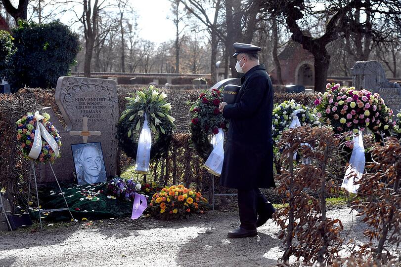 Weitere Fotos von der Beisetzung von Wolfgang Nöth auf dem Münchner Nordfriedhof.