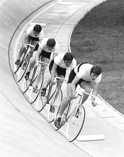 Bei den Olympischen Sommerspiele in Tokio 1964 holte der Deutsche Radvierer Gold in der 4.000-Meter-Mannschaftsverfolgung. Bei den Olympischen Sommerspiele in Tokio 1964 holte der Deutsche Radvierer Gold in der 4.000-Meter-Mannschaftsverfolgung.