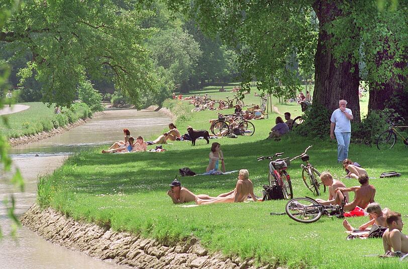 1980 weist die Stadt erstmals so genannte "Toleranzzonen" im Englischen Garten aus, in denen die Hüllen fallen dürfen. Damit will man dem zügellosen Treiben Einhalt gebieten.