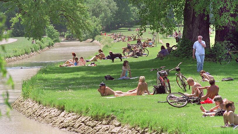 In den 1990ern (hier ein Foto aus dem Jahr 1999) ging es im Englischen Garten noch etwas freizügiger zu als heute. Außerdem konnten die Besucher improvisierte Theaterstücke erleben. In den 1990ern (hier ein Foto aus dem Jahr 1999) ging es im Englischen Garten noch etwas freizügiger zu als heute. Außerdem konnten die Besucher improvisierte Theaterstücke erleben.