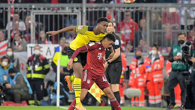 Jamal Musiala im Duell mit Dan-Axel Zagadou. Jamal Musiala im Duell mit Dan-Axel Zagadou.
