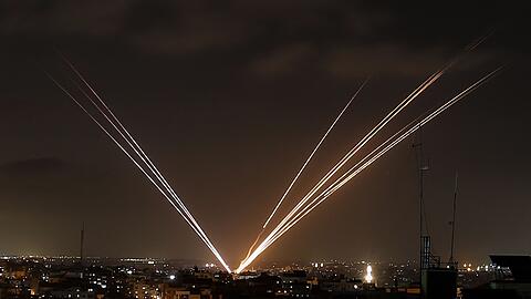 Raketen, die am Samstag aus dem Gazastreifen abgefeuert wurden, fliegen in Richtung Israel.
