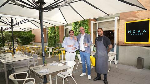 Sie laden im August zur Ess-Klasse ins Mona ein: Chef Florian August (M.), Chefkoch Simone Mauzzariello (r.) und Maître Giovanni d'Agostino.