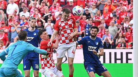 Der Mainzer Brajan Gruda (M) trifft zum 3:1.