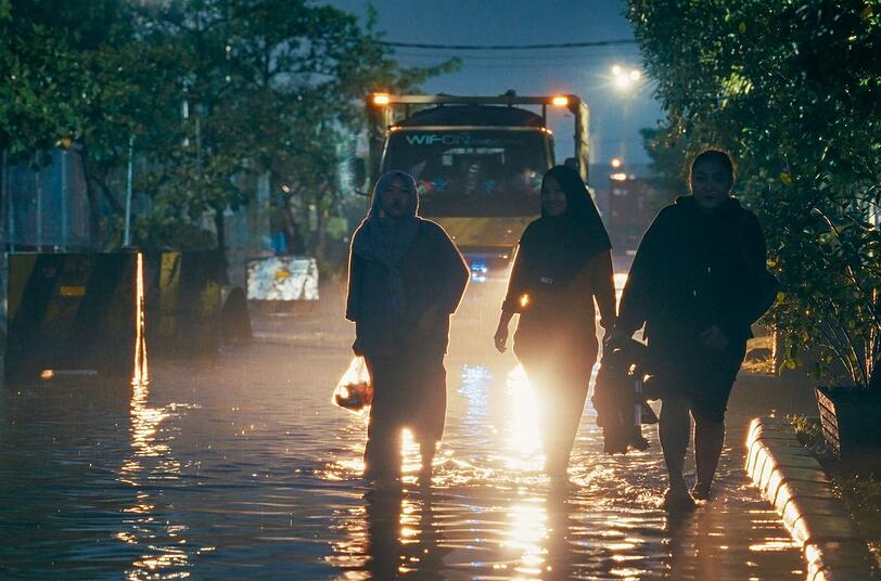 Mehr extreme Niederschläge aufgrund des Klimawandels: Für die indonesische Hauptstadt Jakarta erhöht sich dadurch das Überschwemmungsrisiko. Mehr extreme Niederschläge aufgrund des Klimawandels: Für die indonesische Hauptstadt Jakarta erhöht sich dadurch das Überschwemmungsrisiko.
