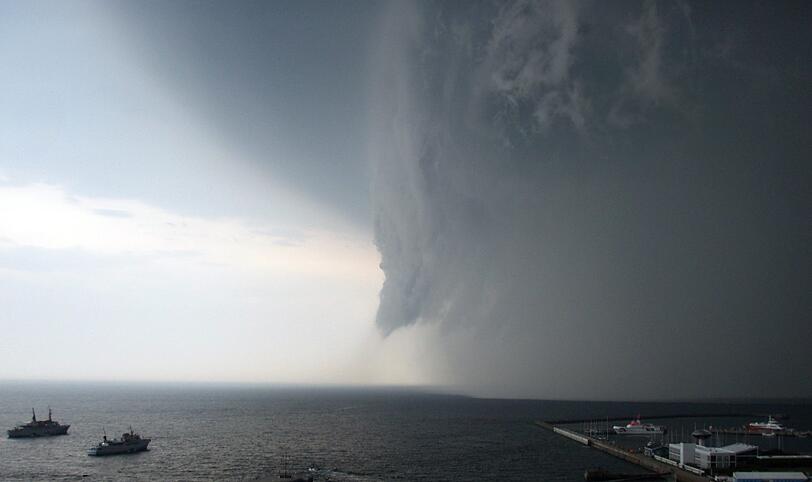 Ein Tornado hat 2010 erhebliche Schäden auf der Helgoländer Düne angerichtet.