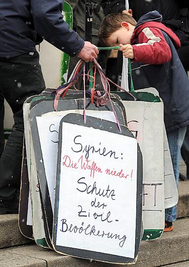 Die Ostermärsche richten sich traditionell gegen das atomare
Wettrüsten. Bundesweit gingen an vielen Orten Menschen auf die
Straße, unter anderem in Hessen, Nordrhein-Westfalen,
Schleswig-Holstein und Bremen. Die Bilder!