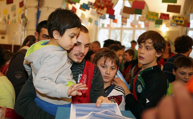 Tolle Weihnachtsaktion der Löwen: Die Profis des TSV 1860 besuchten die Bayerische Landesschule für Körperbehinderte Kinder in der Münchner Kurzstraße.