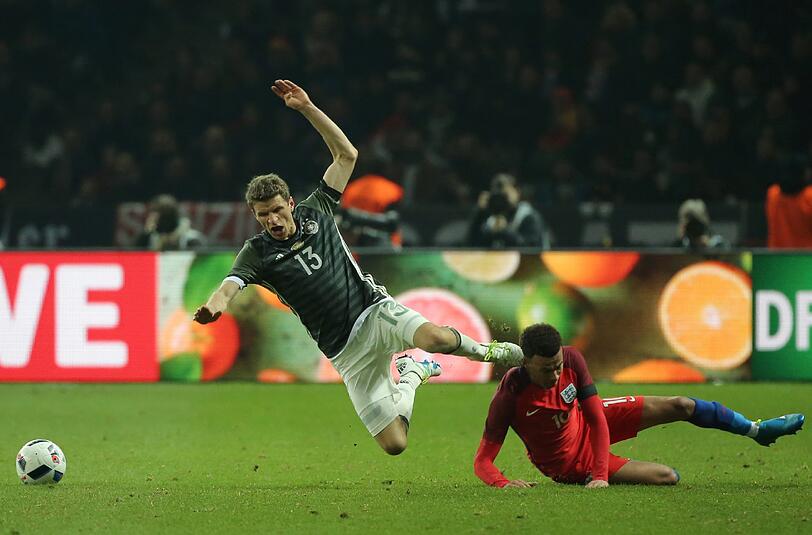 Thomas Müller (l.) und Dele Alli kämpfen beim EM-Testpiel in Berlin um den Ball.