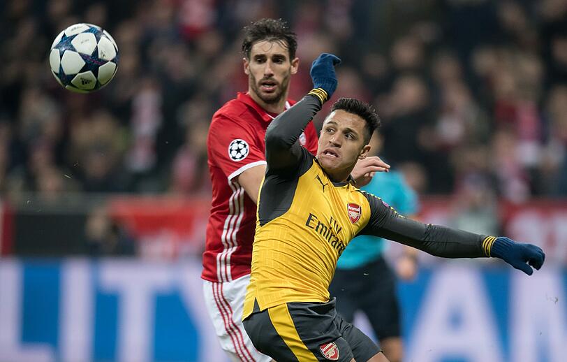 Javi Martínez: Note 3. Einmal böse von Sanchez gefoult, hatte den giftigen Chile-Stürmer sonst unter Kontrolle. Seinen Kopfball hielt Ospina klasse (62.).