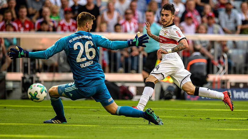 Bayern-Torwart Sven Ulreich (links) kann das 1:2 von Anastasios Donis nicht verhindern.