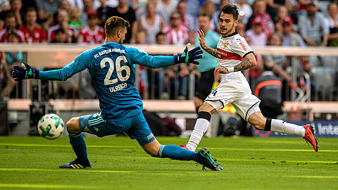 Bayern-Torwart Sven Ulreich (links) kann das 1:2 von Anastasios Donis nicht verhindern.