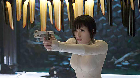 "Ghost in the Shell": Major (Scarlett Johansson) weiß sich zu wehren