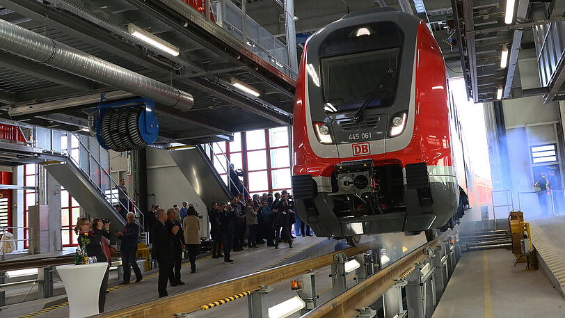 In der neuen Halle der Deutschen Bahn sollen pro Tag 25 Züge gewartet und repariert werden.