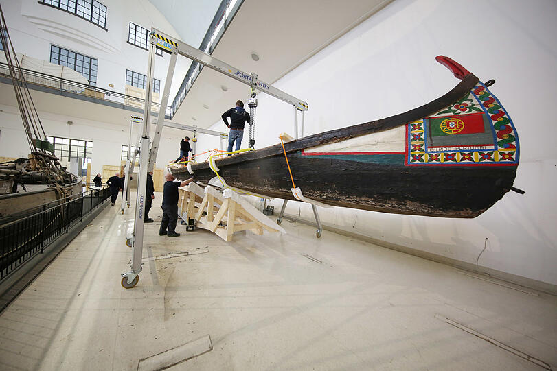 Kommt nur gekippt durch die Tür: Dieses alte Boot ist 16 Meter lang, 2,70 Meter breit und wiegt etwa drei Tonnen.