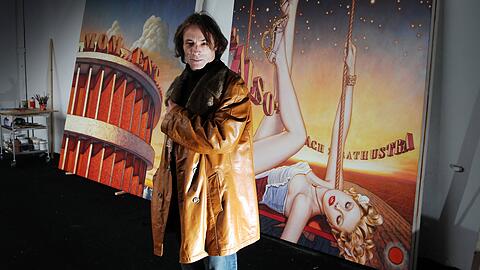 Der 1997 verstorbene Maler Martin Kippenberger (Foto) beauftragte ein Berliner Kinoplakatmalunternehmen, die auf einem Foto festgehaltene Ausstellungshängung in der Bar auf eine großformatige Leinwand zu malen. Götz Valien fertigte das gewünschte Gemälde 1992 an und ein halbes Jahr später ein weiteres, ähnliches Bild.