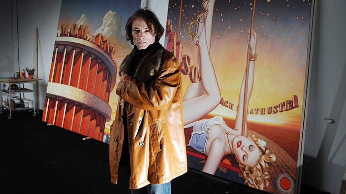 Der 1997 verstorbene Maler Martin Kippenberger (Foto) beauftragte ein Berliner Kinoplakatmalunternehmen, die auf einem Foto festgehaltene Ausstellungshängung in der Bar auf eine großformatige Leinwand zu malen. Götz Valien fertigte das gewünschte Gemälde 1992 an und ein halbes Jahr später ein weiteres, ähnliches Bild.