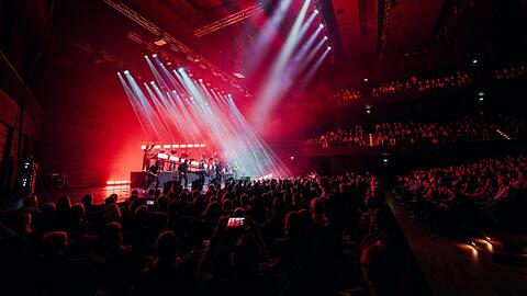 Ganz zu Anfang saßen noch die meisten, so dass man gut sieht, wo man hier ist: Die 15-köpfige Jazzrausch Bigband verwandelte auch durch elegantes Bühnen- und Lichtdesign den klassischen Saal der Isarphilharmonie in einen fantastischen Club.