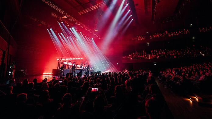 Ganz zu Anfang saßen noch die meisten, so dass man gut sieht, wo man hier ist: Die 15-köpfige Jazzrausch Bigband verwandelte auch durch elegantes Bühnen- und Lichtdesign den klassischen Saal der Isarphilharmonie in einen fantastischen Club.