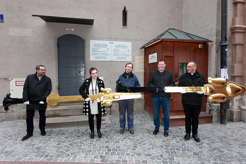 Die frisch vergoldeten Zeiger darf auch die Chefin des Baureferats, Jeanne-Marie Ehbauer nur mit Stoffhandschuhen anfassen.
