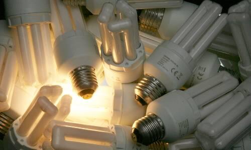 Energiesparlampen reduzieren den Stromverbrauch. Weil aber Quecksilber enthalten ist, wird ihre Entsorgung zu einem Problem.