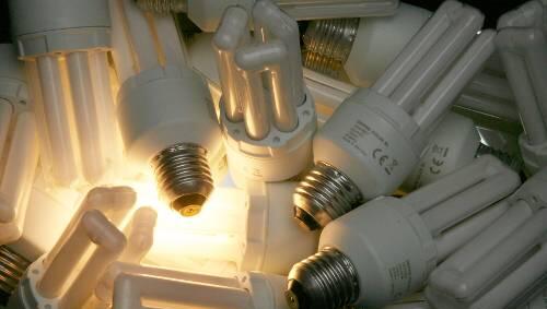 Energiesparlampen reduzieren den Stromverbrauch. Weil aber Quecksilber enthalten ist, wird ihre Entsorgung zu einem Problem. Energiesparlampen reduzieren den Stromverbrauch. Weil aber Quecksilber enthalten ist, wird ihre Entsorgung zu einem Problem.