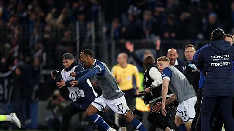 Der Moment des Siegs: Bielefelder Spieler stürmen auf den Rasen.