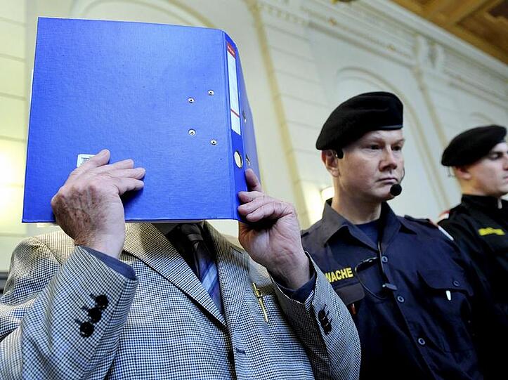 Auch am zweiten Verhandlungstag versteckte F. sein Gesicht hinter einem blauen Aktenordner.