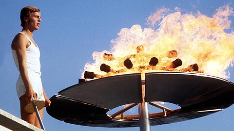 Der deutsche Leichtatleth Günter Zahn während der Eröffnungszeremonie der Olympischen Spiele 1972 in München – das Olympische Feuer brennt. Bald mal wieder – die Chancen dafür stehen nicht schlecht.