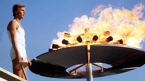 Der deutsche Leichtatleth Günter Zahn während der Eröffnungszeremonie der Olympischen Spiele 1972 in München – das Olympische Feuer brennt. Bald mal wieder – die Chancen dafür stehen nicht schlecht.