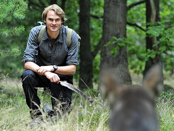 Der Wolfsbeobachter Stefan Waldner (Fabian Hinrichs) hat keine Berührungsängste mit den menschenscheuen Wölfen