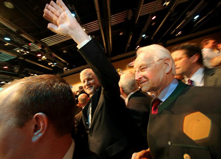 Den größten Beifall erntet nach wie vor Bayerns Ministerpräsident a.D., Edmund Stoiber (r).
