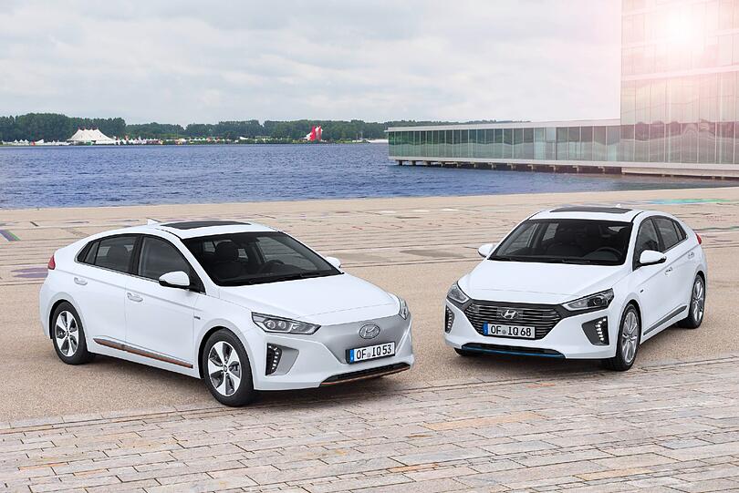 Doppelter Hyundai Ioniq: Der Electric (links) und der Hybrid sind durch die unterschiedlichen Kühler leicht zu unterscheiden.