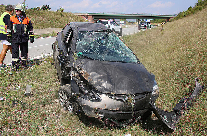 Das Auto ist von der Straße abgekommen und hat sich anschließend mehrmals überschlagen. Die Bilder des Unfalls.