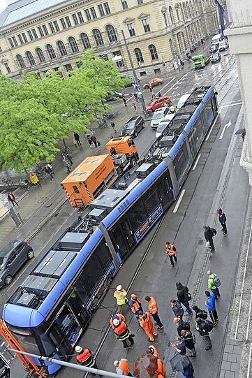 Die Bahn musste mit einem Kran der Feuerwehr angehoben und ins Gleis zurück gehievt werden.