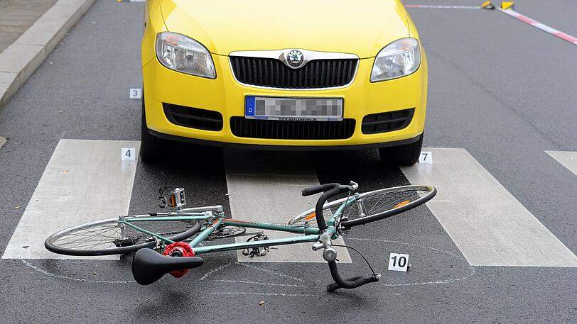 Ein Fahrradfahrer fährt über eine rote Ampel und stößt frontal mit einem Auto zusammen. (Symbolbild)