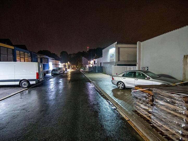 Auf dieser Straße in einem Gewerbegebiet von Iserlohn fuhr ein Autofahrer in eine Gruppe von Menschen gefahren.