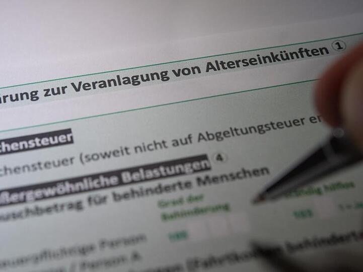 Ein Mann füllt eine "Erklärung zur Veranlagung von Alterseinkünften" aus. Foto: Sebastian Gollnow/dpa/Archivbild
