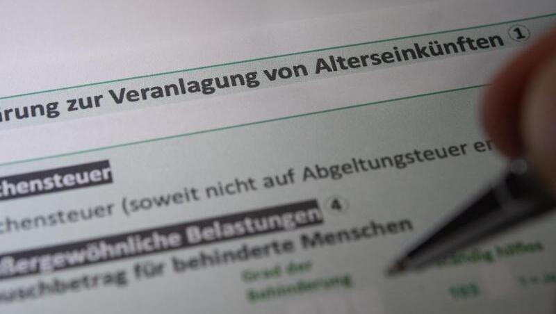 Ein Mann füllt eine "Erklärung zur Veranlagung von Alterseinkünften" aus. Foto: Sebastian Gollnow/dpa/Archivbild Ein Mann füllt eine "Erklärung zur Veranlagung von Alterseinkünften" aus. Foto: Sebastian Gollnow/dpa/Archivbild