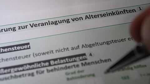 Ein Mann füllt eine "Erklärung zur Veranlagung von Alterseinkünften" aus. Foto: Sebastian Gollnow/dpa/Archivbild