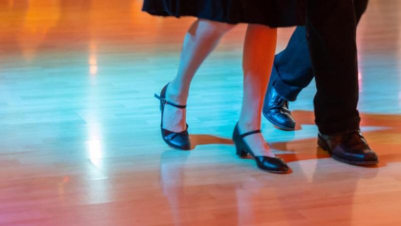 Während in Sachsen Tanzschulen wieder öffnen dürfen, sind in anderen Bundesländern sogenannte Indoor-Kontaktsportarten nach wie vor tabu. Während in Sachsen Tanzschulen wieder öffnen dürfen, sind in anderen Bundesländern sogenannte Indoor-Kontaktsportarten nach wie vor tabu.