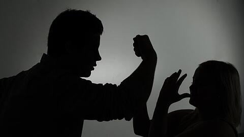 Häusliche Gewalt gegen Frauen ist keine Seltenheit. Und trotzdem fehlt es an Plätzen in Einrichtungen, die Betroffenen Schutz bieten können. (Symbolbild)