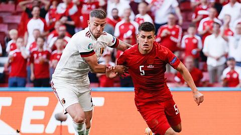 Belgiens Toby Alderweireld (l) und D&auml;nemarks Joakim Maehle k&auml;mpfen um den Ball.