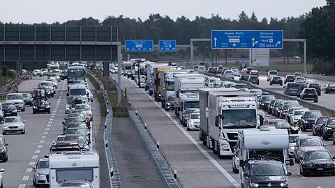 Laut dem Entwurf sollen künftig alle Einreisenden ab sechs Jahren über einen negativen Testnachweis, einen Genesenen-Nachweis oder einen Nachweis einer vollständigen Impfung verfügen müssen - egal von wo und auf welchem Weg sie kommen.