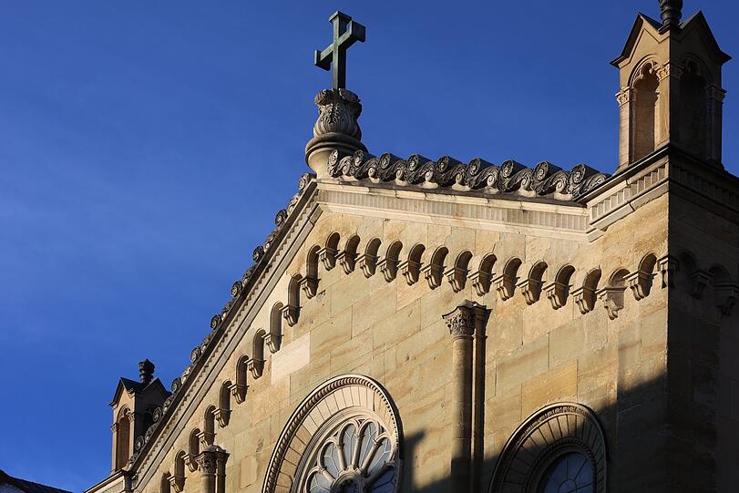 Die prächtige Allerheiligen-Hofkirche vor stahlblauem Himmel.