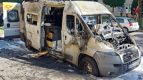 Der ausgebrannte Camper im Fritz-Kortner-Bogen.
