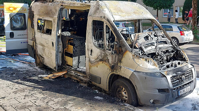 Der ausgebrannte Camper im Fritz-Kortner-Bogen.