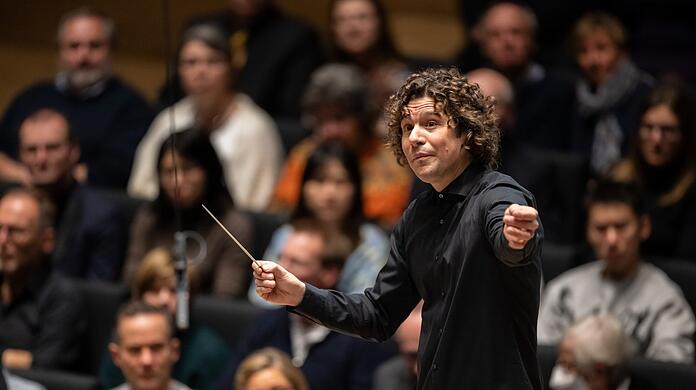 Der Dirigent Robin Ticciati in der Isarphilharmonie.